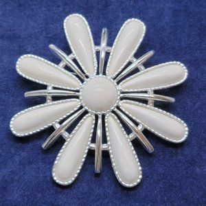 Sara Coventry white acrylic and silver daisey brooch